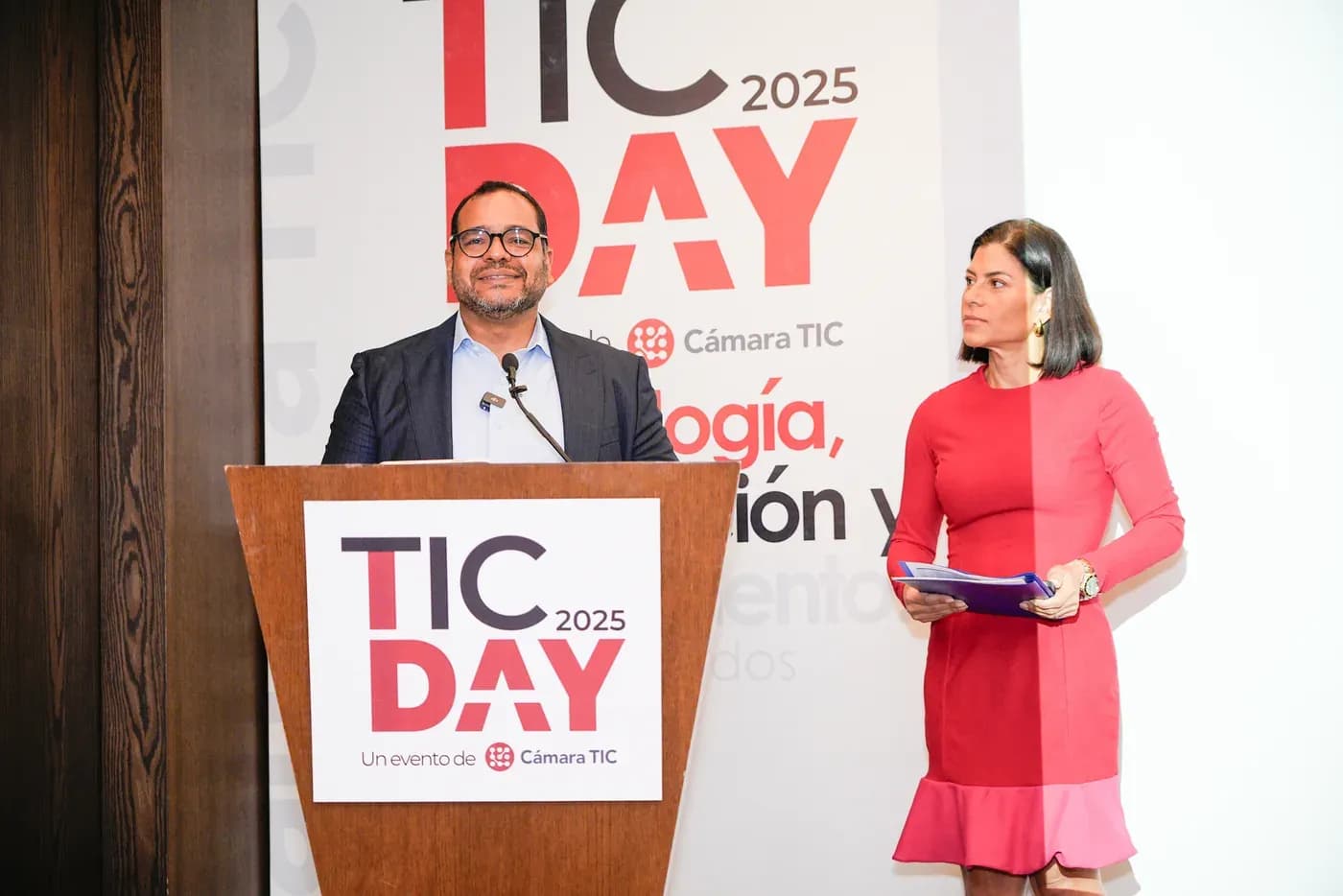 TIC DAY 2025: el presidente de Cámara TIC en el podio con el logo del evento, junto a la presentadora