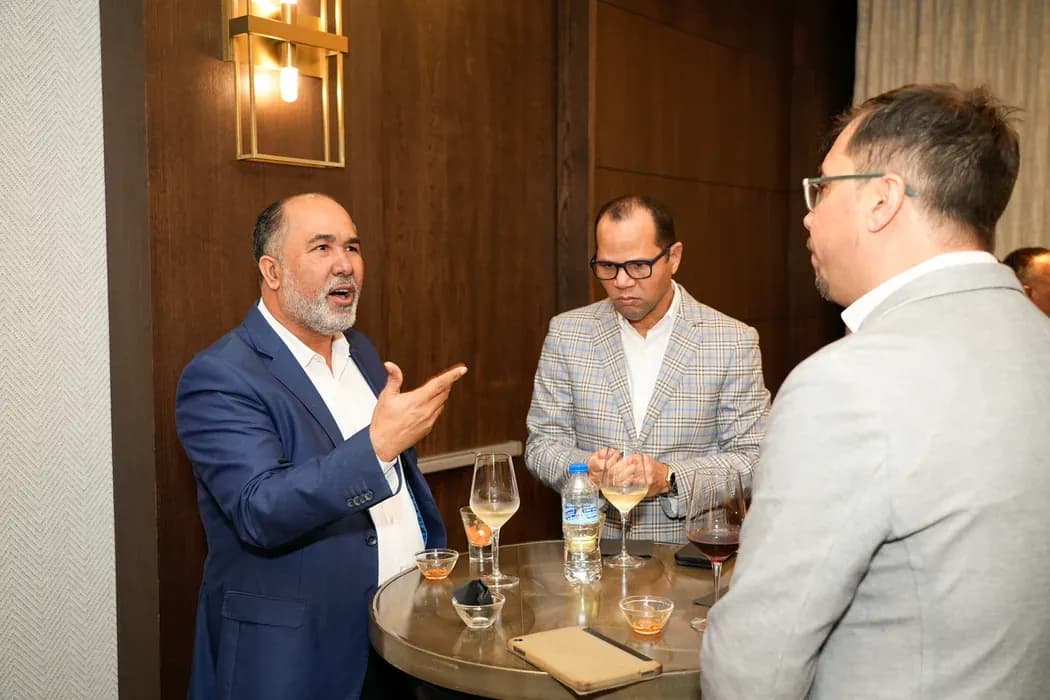 TIC DAY 2025: tres asistentes conversan durante el coctel
