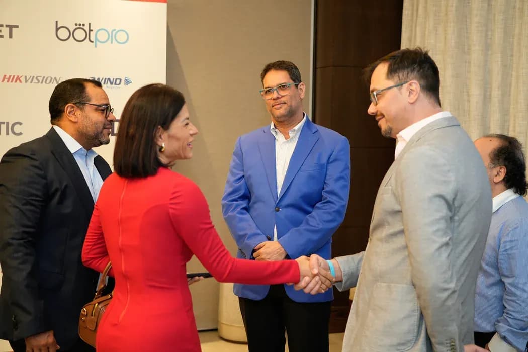 TIC DAY 2025: dos asistentes se saludan durante el networking