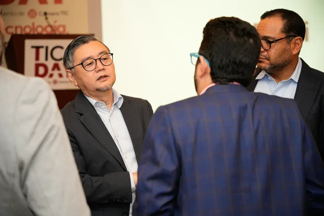 TIC DAY 2025: asistentes conversan frente al podio del evento